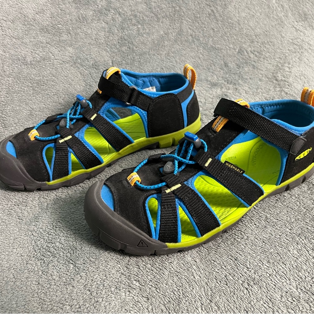 Brand New Youth size 5 Keen Sandals